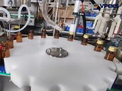 Linea di produzione di riempimento di liquidi a piccole dosi con scaricatore di bottiglie, macchina di tappo e macchine di etichettatura